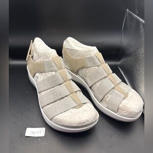 **CLOSET CLOSEOUT** Clarks Cloudsteppers comfy walking sandals - 9.5 Wide (NIB)